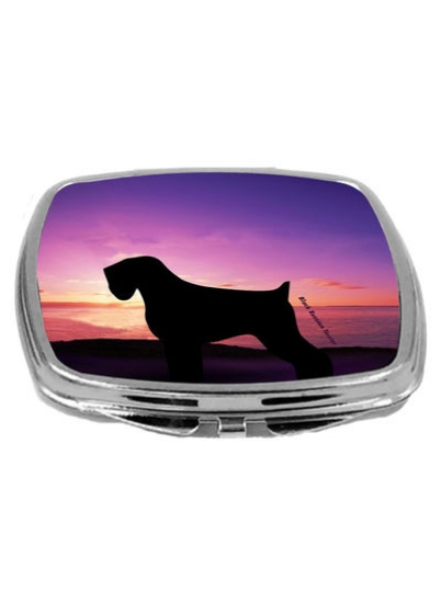 سگ تریر سیاه روسی در غروب آینه فشرده چند رنگ