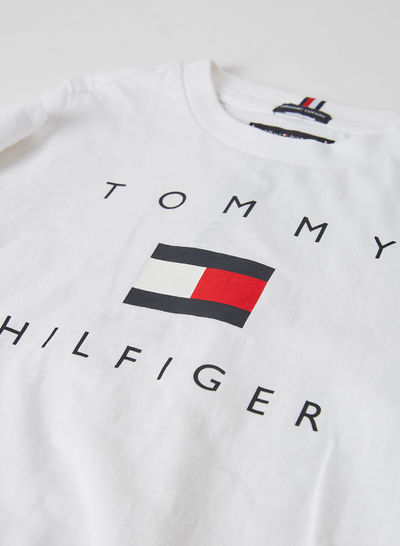 تصویر TOMMY HILFIGER : تی شرت سفید با لوگ : تاریخ تحویل: 3 تا 5 روز کاری تی شرت سفید با لوگوی پنبه ای نوجوان