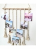 نمایش کارت عکس دیواری Macrame با گیره های چوبی سازماندهی کننده تصاویر آویزان ملیله دستباف بوهمیایی دکور خانه، 27 اینچ L x 17&#39;&#39;W