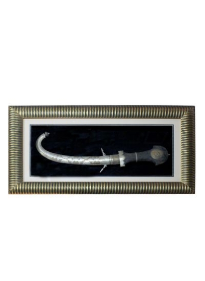 شمشیر سنتی دست ساز با قاب 39X22 اینچ-FRM948