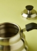 روی کتری اجاقی قهوه و چای با دماسنج داخلی برای دمای دقیق، دهانه غاز برای ریختن صاف، گرفتن آسان و دسته مقاوم در برابر حرارت نقره ای بریزید