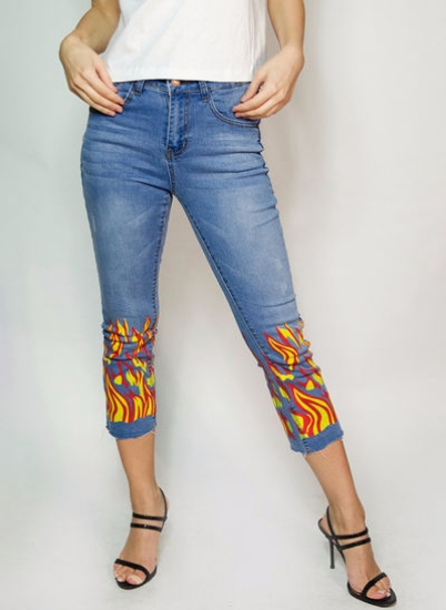 شلوار جین با چاپ آتش متوسط آبی/زرد/قرمز