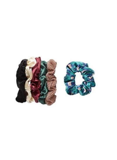 ست هدیه مد Scrunchie® Six Days Of Scrunchies شامل 6 طرح منحصر به فرد است: مخمل مشکی مخملی زمردی ساتن حیوانات مخملی بورگوندی ساتن صورتی متالیک ساتن سفید در جعبه ارائه