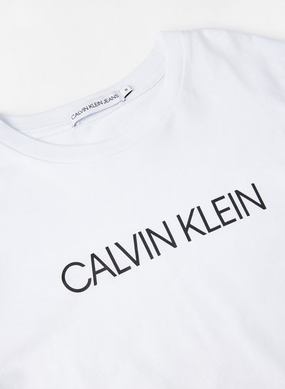 تصویر Calvin Klein Jeans : تی شرت سفید با لو : تاریخ تحویل: 3 تا 5 روز کاری تی شرت سفید با لوگوی کودکان و نوجوانان