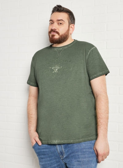 تی شرت با لوگو سبز رنگ شده