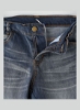 جزئیات کوک در قسمت جلو زانو بافته شده شلوار جین آبی متوسط