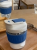 فنجان قهوه شیشه ای قابل استفاده مجدد با آستین سیلیکونی بطری آب قابل حمل قابل شستشو در ماشین ظرفشویی 350 میلی لیتر